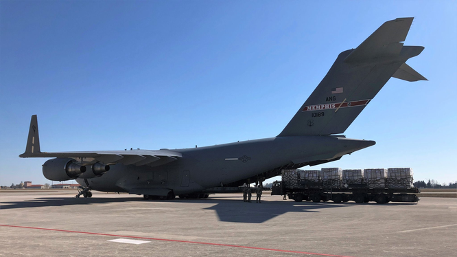 Chiếc C-17 đang dỡ hàng tại sân bay Memphis (Ảnh: Guancha).
