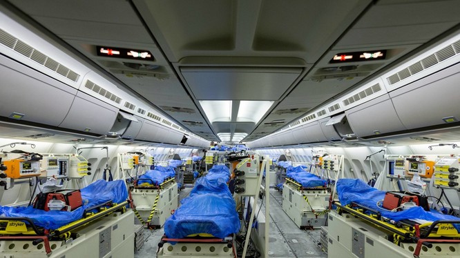 Đức hỗ trợ Italy cứu chữa bệnh nhân nặng. Trong ảnh: Đức cải tạo máy bay khách A-321 thành bệnh viện bay chở người bệnh từ Italy sang để cứu chữa (Ảnh: AP).
