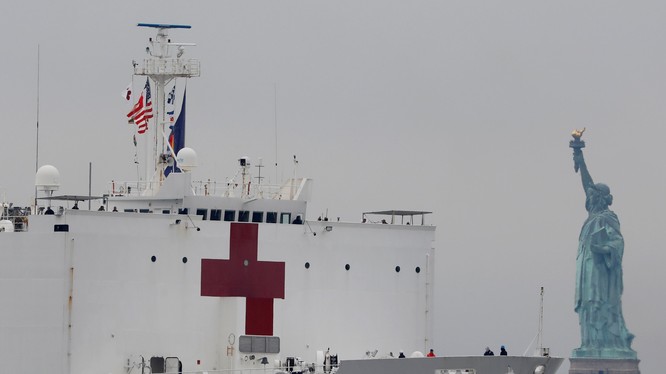 Để giúp giải quyết vấn nạn thiếu giường bệnh ở New York, Mỹ đã điều động tàu bệnh viện ngàn giưởng của Hải quân tới hỗ trợ (Ảnh: Reuters)