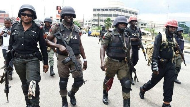 Lực lượng cảnh sát mang súng duy trì lệnh phong tỏa trên đường phố thủ đô Lagos (Ảnh: China Press).