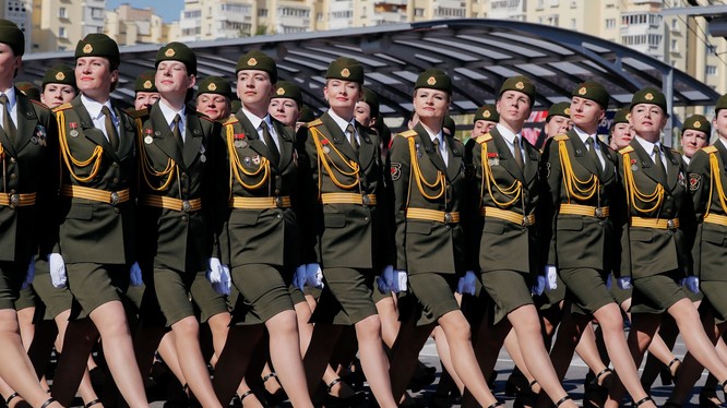 Giữa lúc đại dịch COVID-19, ngày 9/5 Belarus vẫn tổ chức diễu binh, diễu hành lớn mừng 75 năm Chiến thắng Chiến tranh Thế giới thứ Hai (Ảnh: Reuters). 