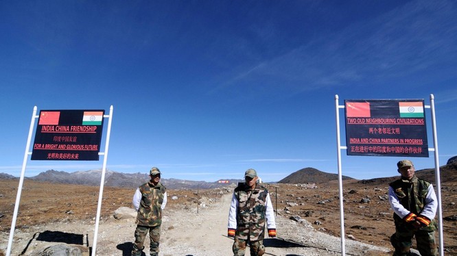 Biên giới Trung Quốc - Ấn Độ gần đây lai xuất hiện những diễn biến căng thẳng, tiềm ẩn nguy cơ xảy ra xung đột (Ảnh: AP).