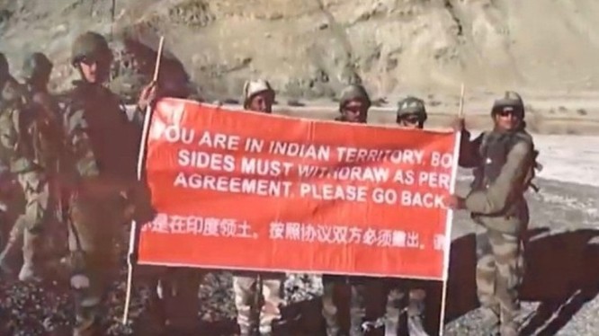 Binh sĩ Ấn Độ căng biểu ngữ "Đây là lãnh thổ Ấn Độ.Theo hiệp định hai bên đã ký, yêu cầu Trung Quốc rút đi" (Ảnh: Dongfang)