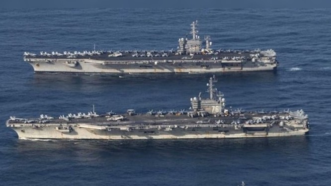 Hai tàu sân bay Mỹ bất ngờ vào Biển Đông tập trận: USS Nimitz (sau và Ronald Reagan (trước) (Ảnh: Dongfang).