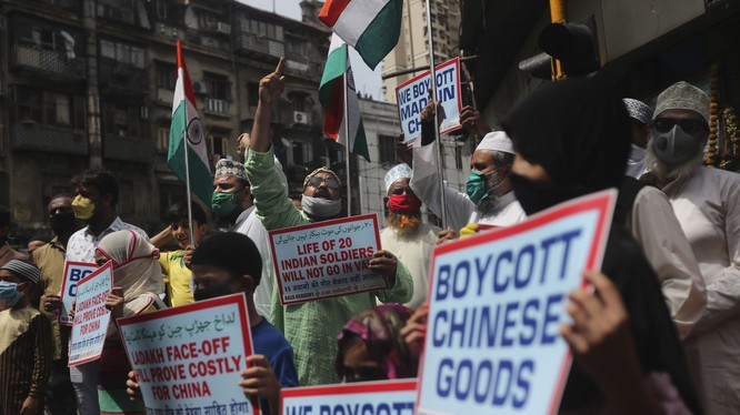 Người dân Ấn Độ biểu tình tẩy chay hàng hóa Trung Quốc (Ảnh: AP).