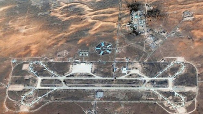 Căn cứ không quân Al-Wahtiya tan hoang sau khi bị máy bay lạ không kích (Ảnh: Toutiao).