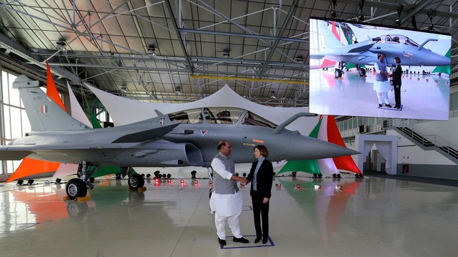 Bộ trưởng Quốc phòng Ấn Độ Rajanth Singh thăm Pháp và nhận bàn giao máy bay Rafael từ hãng Dassault Aviation (Ảnh: AP).