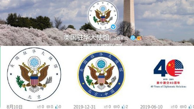 Việc Đại sứ quán Mỹ tại Trung Quốc đột nhiên thay đổi thiết kế và nội dung văn từ trên logo đã gây nên phản ứng và những bàn luận sôi nổi (Ảnh: GNews).