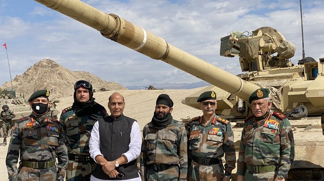 Các lãnh đạo quân đội Ấn Độ nói do đàm phán bế tắc, sự lựa chọn quân sự đã được đặt lên bàn. Ảnh: Bộ trưởng Quốc phòng Rajnath Singh đến thăm các đơn vị ở biên giới với Trung Quốc (Ảnh: Đa Chiều).