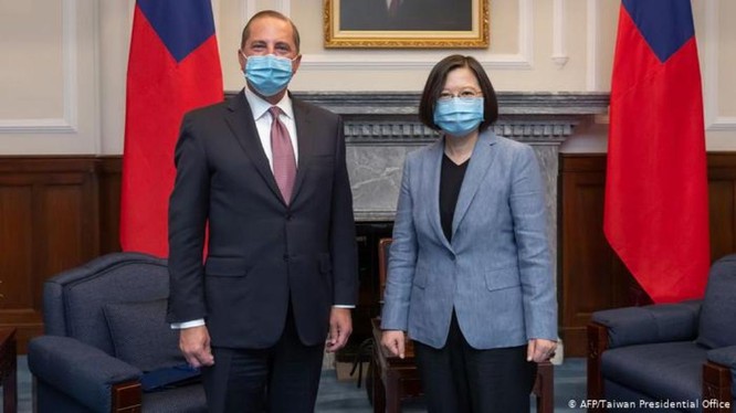 Ngày 10/8, Bộ trưởng Y tế Mỹ Alex Azar thăm Đài Loan và được bà Thái Anh Văn tiếp, có vẻ đã mở ra thời kỳ mới cho quan hệ Mỹ - Đài Loan (Ảnh: AFP).