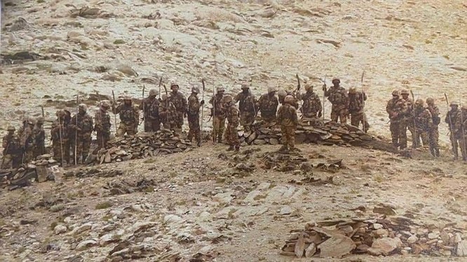 Hình ảnh lính PLA mang súng và gậy gộc, giáo, trường đao kéo đến vị trí của lính biên phòng Ấn Độ hôm 7/9 (Ảnh: Đa Chiều).