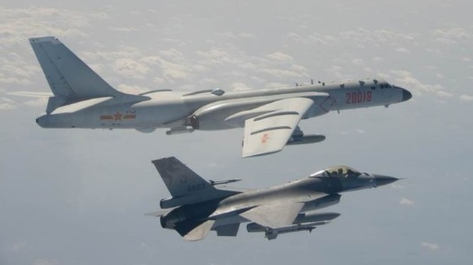 Máy bay F-16 của Đài Loan bay giám sát H-6 của PLA ở vùng trời gần Đài Loan (Ảnh: Đông Phương).