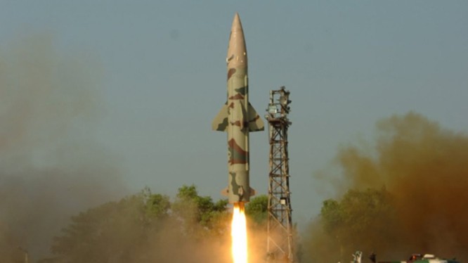 Truyền thông Ấn Độ nói vụ thử nghiệm thành công tên lửa đạn đạo chiến thuật mang đầu đạn hạt nhân Prithvi-II hôm 17/10 là nhằm vào Trung Quốc (Ảnh: mil.sina).
