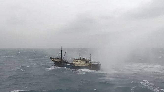 Tàu cá Trung Quốc đại lục bị tàu Cao Hùng của Đài Loan dùng vòi rồng xua đuổi hôm 24/10 (Ảnh: CNA)