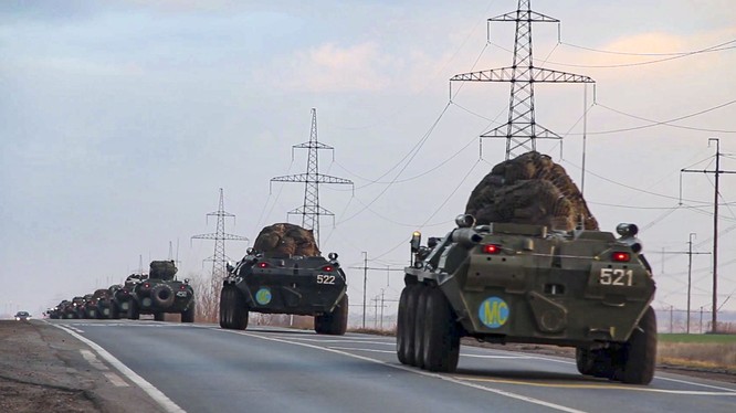 Đoàn xe của quân đội Nga tiến vào Nagorno-Karabakh hôm 10/11 (Ảnh: AP).