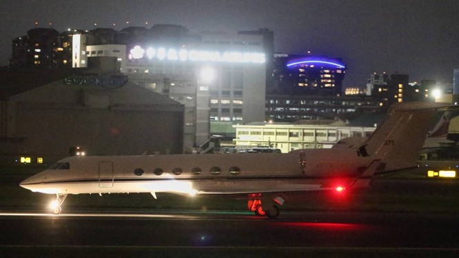 Chiếc chuyên cơ C-37A được cho là chở tướng tình báo Michael Studeman tới sân bay Tùng Sơn, Đài Bắc tối 22/11 (Ảnh: UDN).