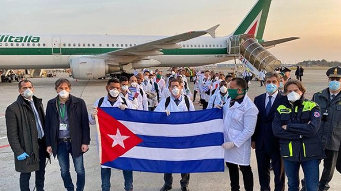 Các nhân viên y tế Cuba tới giúp Italy chống dịch hồi tháng 3/2020 được đánh giá cao (Ảnh: kknews).