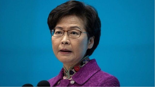 Đặc khu trưởng Hồng Kông Carrie Lam thừa nhận,do bị Mỹ trừng phạt, bà không thể có tài khoản ngân hàng, buộc phải sử dụng tiền mặt (Ảnh: EPA).