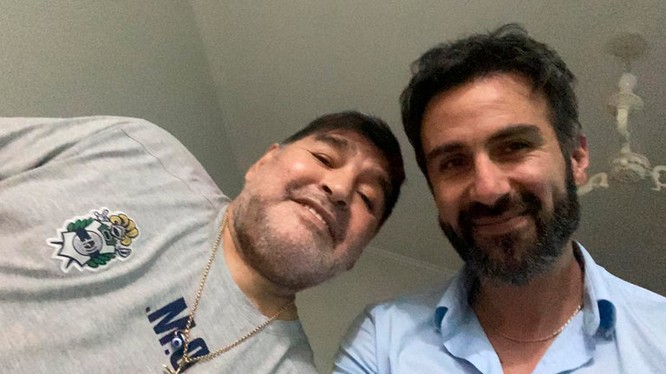 Sau khi Maradona đột tử vì bệnh tim, ngày 29/11, cơ quan công tố Argentina đã truy tố bác sĩ riêng của ông là Leopoldo Luque (phải) về tội vô ý gây chết người (Ảnh: infobae.com).