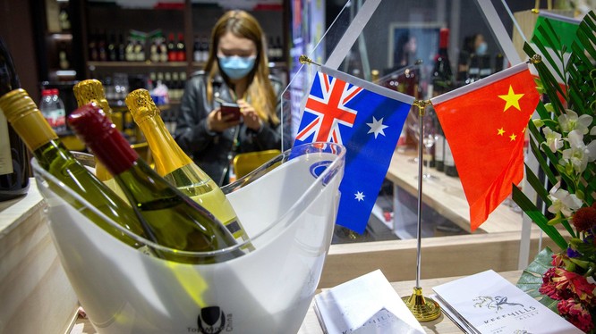Việc Trung Quốc áp thuế chống phá giá đối với rượu vang nhập khẩu của Australia khiến quan hệ vốn đã căng thẳng giữa hai nước càng xấu thêm (Ảnh: Dwnews).