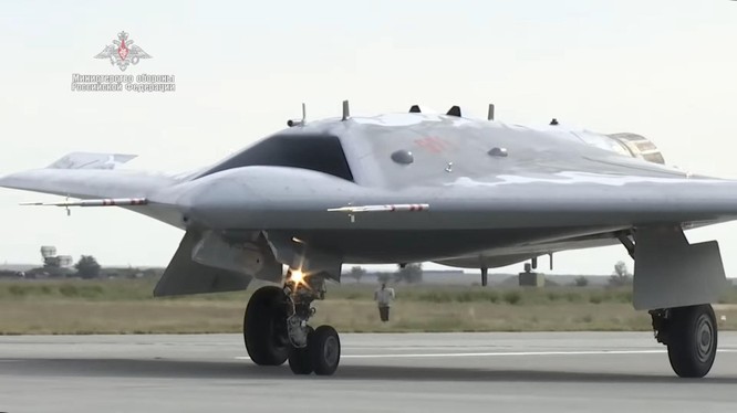 Ngày 2/12, Nga đã bắt đầu thử nghiệm sử dụng UAV thế hệ thứ 6 Sukhoi S-70 Okhotnik vào không chiến (Ảnh: BQP Nga).
