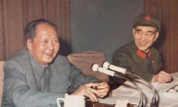Các ông Mao Trạch Đông và Lâm Bưu khi còn thân thiết trong Cách mạng Văn hóa (Ảnh: VCG).