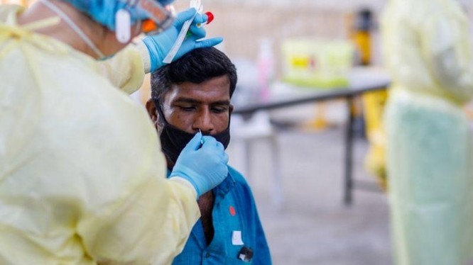 152 ngàn công nhân người nước ngoài ở Singapore trong tổng số hơn 300 ngàn người đã bị lây nhiễm COVID-19 (Ảnh: Reuters).