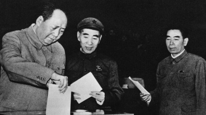 Mao Trạch Đông,Lâm Bưu và Chu Ân Lai tại Đại hội Đảng toàn quốc lần thứ IX (Ảnh: Kanlishi).