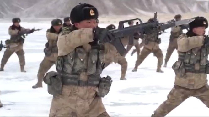 Lính Trung Quốc ở biên giới Trung - Ấn luyện tập chiến đấu trong điều kiện băng tuyết (Ảnh: Dwnews).