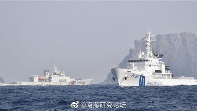 Tàu công vụ Trung Quốc và Nhật bản quần nhau trên vùng biển quần đảo Senkaku/Điếu Ngư (Ảnh: Dwnews).