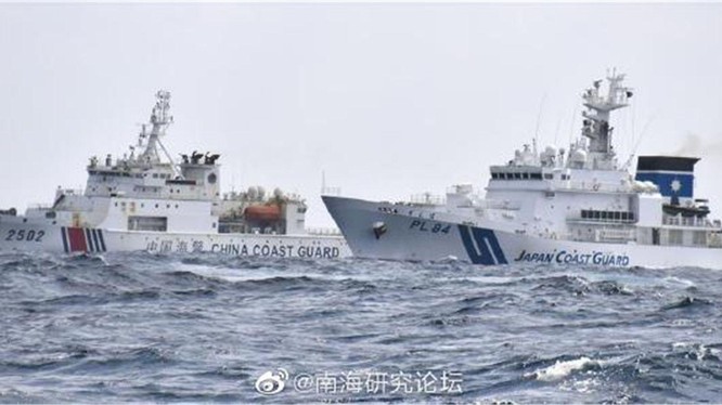 Sau khi ban hành "Luật Hải cảnh" mới, số lượng tàu Hải cảnh Trung Quốc đi vào vùng biển quần đảo Senkaku/Điếu Ngư nhiều kỉ lục (Ảnh: Dwnews).