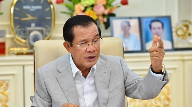 Thủ tướng Campuchia Hunsen phát biểu trên đài truyền hình quốc gia sáng 20/2 về vụ lây nhiễm cộng đồng nghiêm trọng (Ảnh: TBCPC-TQ).