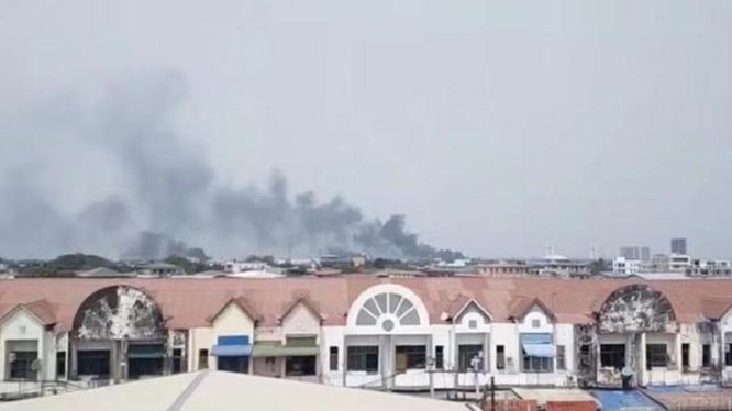 Các nhà máy Trung Quốc trong Khu công nghiệp Hlaing Tharyar bị đốt cháy (Ảnh: Đông Phương).
