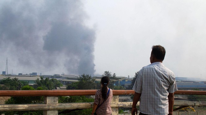 Đại sứ quán Trung Quốc tại Myanmar cho biết, 37 công ty Trung Quốc đã phastaans công, đốt phá (Ảnh: Dwnews).