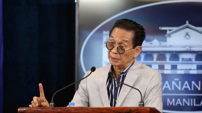 Ông Salvador Panelo, Cố vấn pháp lý của Tổng thống Philippines Duterte cảnh báo Trung Quốc về việc tập kết lâu dài các tàu dân quân ở Ba Đầu (Ảnh: Ptvnews).
