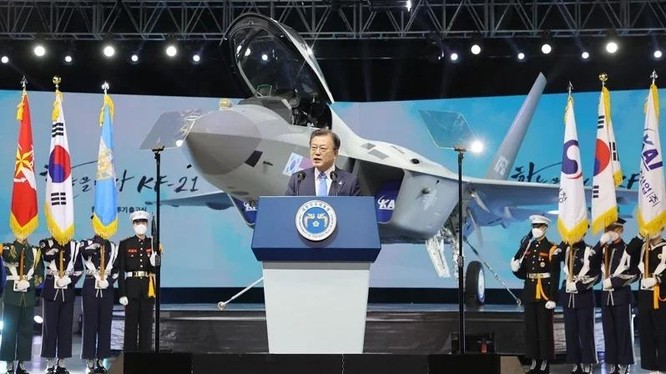 Tổng thống Moon Jae-in tại buổi lễ ra mắt chiếc máy bay mẫu KF-21 (Ảnh: AFP).