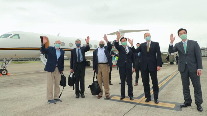 Ông Ngô Chiêu Nhiếp (thứ 3, phải sang) đón phái đoàn do ông Joe Biden cử sang tại sân bay (Ảnh:Twitter@MOFA Taiwan).