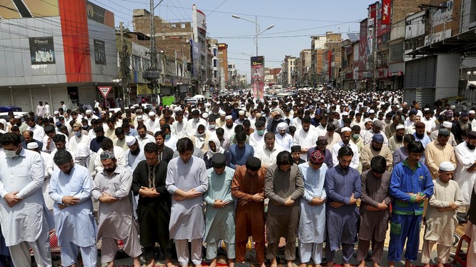 Bất chấp dịch bệnh, người dân Pakistan ở Peshawa hôm 7/5 tập trung kín bên trong và phía ngoài nhà thờ để cầu nguyện (Ảnh: AP).