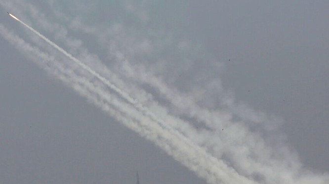 Lực lượng Hamas phóng tên lửa từ dải Gaza sang Israel hôm 11.5 (Ảnh: AP).