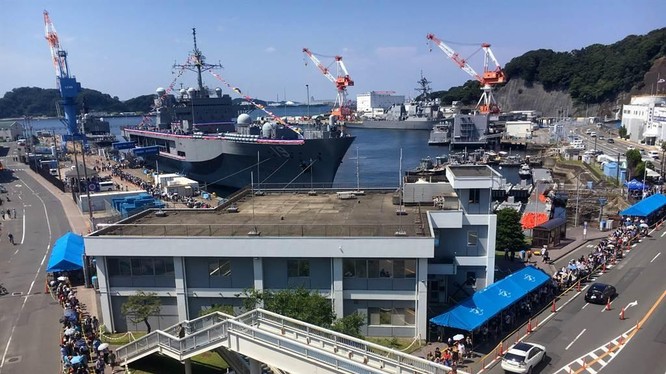Căn cứ Hải quân Yokosuka, nơi nhà đầu tư Trung Quốc mua đất với các ngôi nhà cao tầng có tầm nhìn kiểm soát nó (Ảnh: USNavy).
