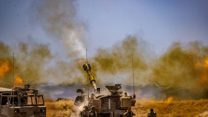 Pháo tự hành Israel pháo kích sang Dải Gaza (Ảnh: Dwnews).