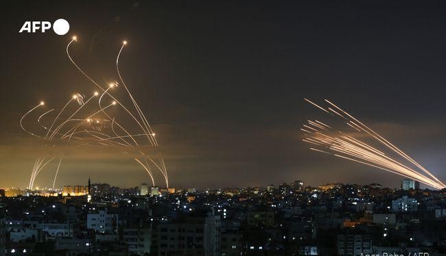 Tên lửa của Hamas bắn sang Israel (phải) và hệ thống Vòm Sắt tiến hành đánh chặn (trái ảnh) Ảnh: AFP.