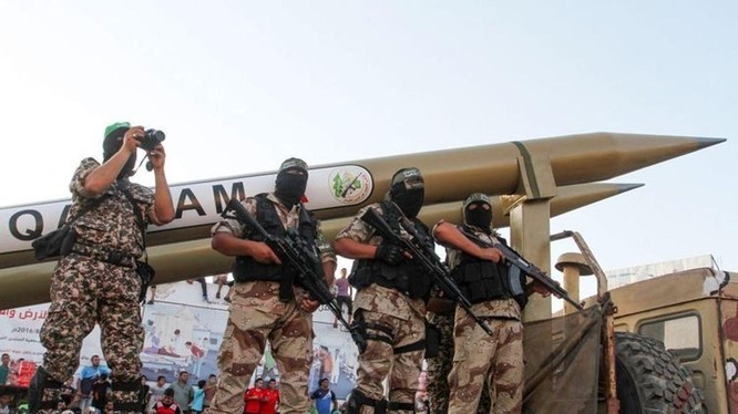 Các chiến binh Hamas diễu hành tại Gaza cùng tên lửa kiểu mới (Ảnh: 163.com).