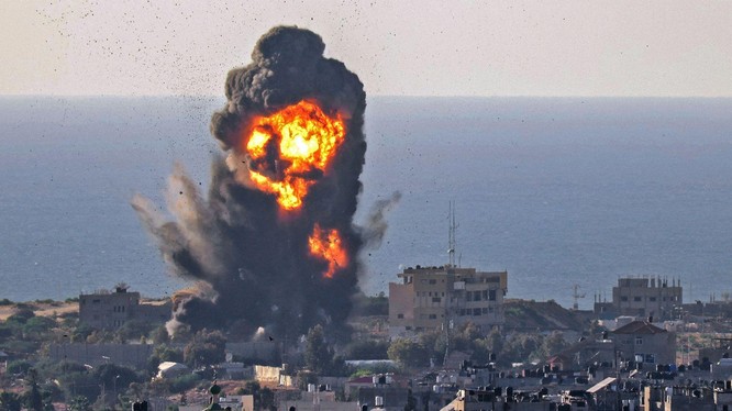 Máy bay Israel ném bom Dải Gaza trả đua các vụ phóng tên lửa của Hamas (Ảnh: Đông Phương).