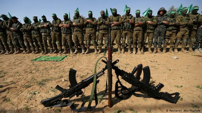 Các chiến binh Hamas ở Dải Gaza cầu nguyện trước khi tập luyện (Ảnh: Deutsche Welle).