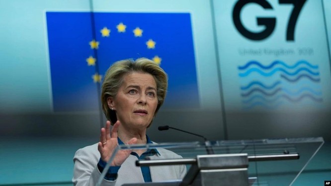 Chủ tịch Ủy ban châu Âu, bà Ursula von der Leyen tuyên bố tại cuộc họp báo hôm 10/6 ủng hộ điều tra lại nguồn gốc SARS-CoV-2 (Ảnh: AP). 