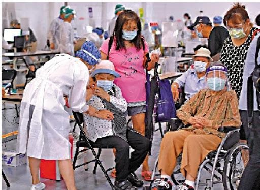Đài Loan ưu tiên tiêm vaccine cho những người cao tuổi nhưng không thực hiện khám sàng lọc trước tiêm (Ảnh :Dakungpao)