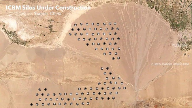 Ảnh vệ tinh chụp các cấu trúc được cho là "giếng phóng tên lửa liên lục địa" trên sa mạc gần Ngọc Môn, Cam Túc, Tây Bắc Trung Quốc (Ảnh: Dwnews).