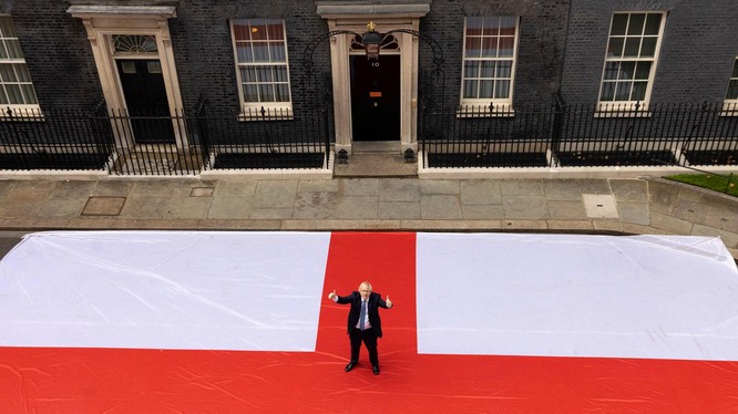 Hình ảnh Thủ tướng Boris Johnson dẫm chân lên quốc kì Anh để cổ vũ đội tuyển Anh khiến cư dân mạng Anh nổi giận (Ảnh: Twitter@BorisJohnson).