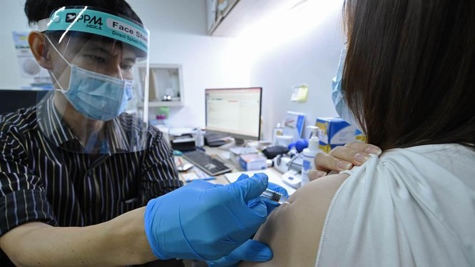 Bộ Y tế Singapore tuyên bố những người đã tiêm vaccine Sinovac của Trung Quốc không được tính vào số người đã tiêm ngừa COVID-19 (Ảnh: THX).